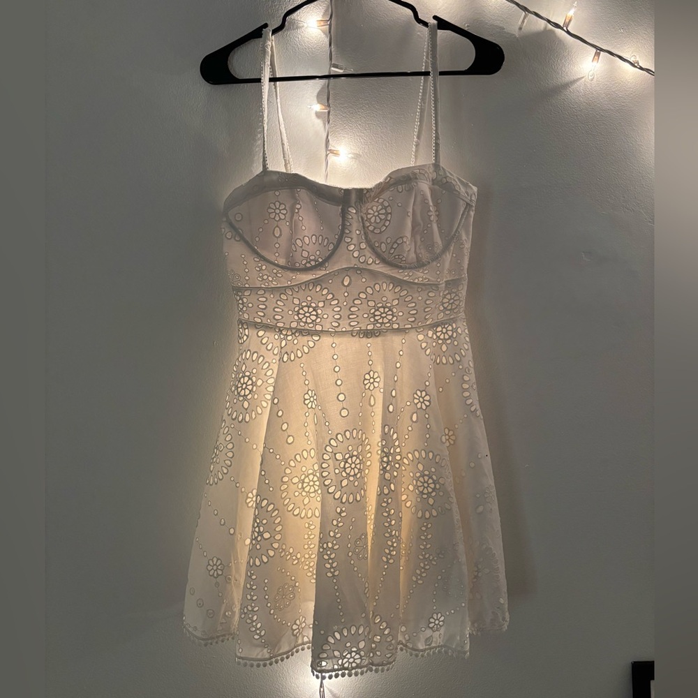 Beautiful Zara white dress with delicate floral embroidery